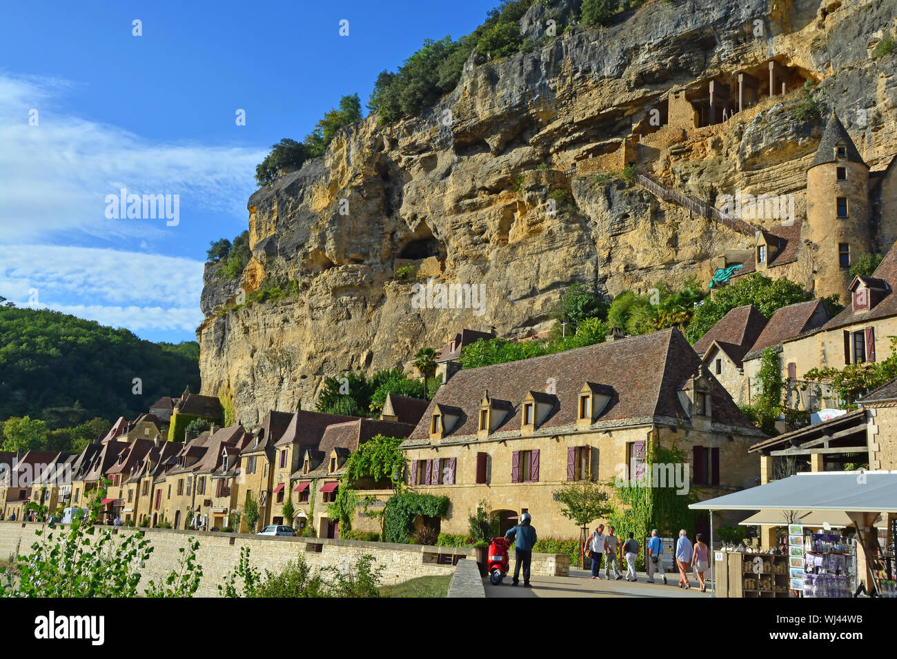 Mittelalterliche Häuser in Roque-Gageac unterhalb der Klippe, einer der schönsten Dörfer Frankreichs, am Fluss Dordogne Stockfoto