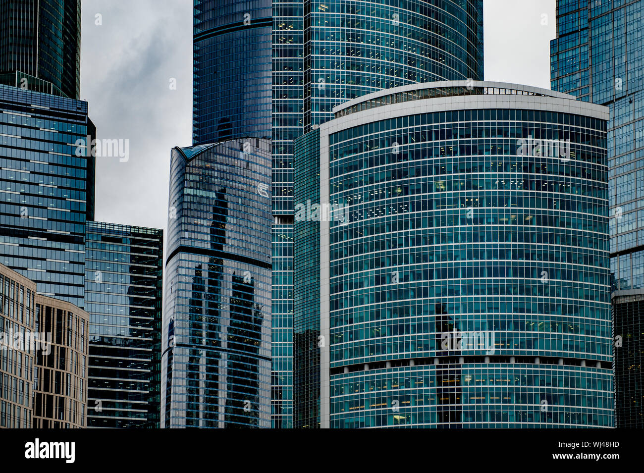 Moskau, Russland, 1. November 2017. Hohe wunderschöne Wolkenkratzer Gebäude der Stadt Moskau International Business Center im Hintergrund der trübes Wetter clo Stockfoto