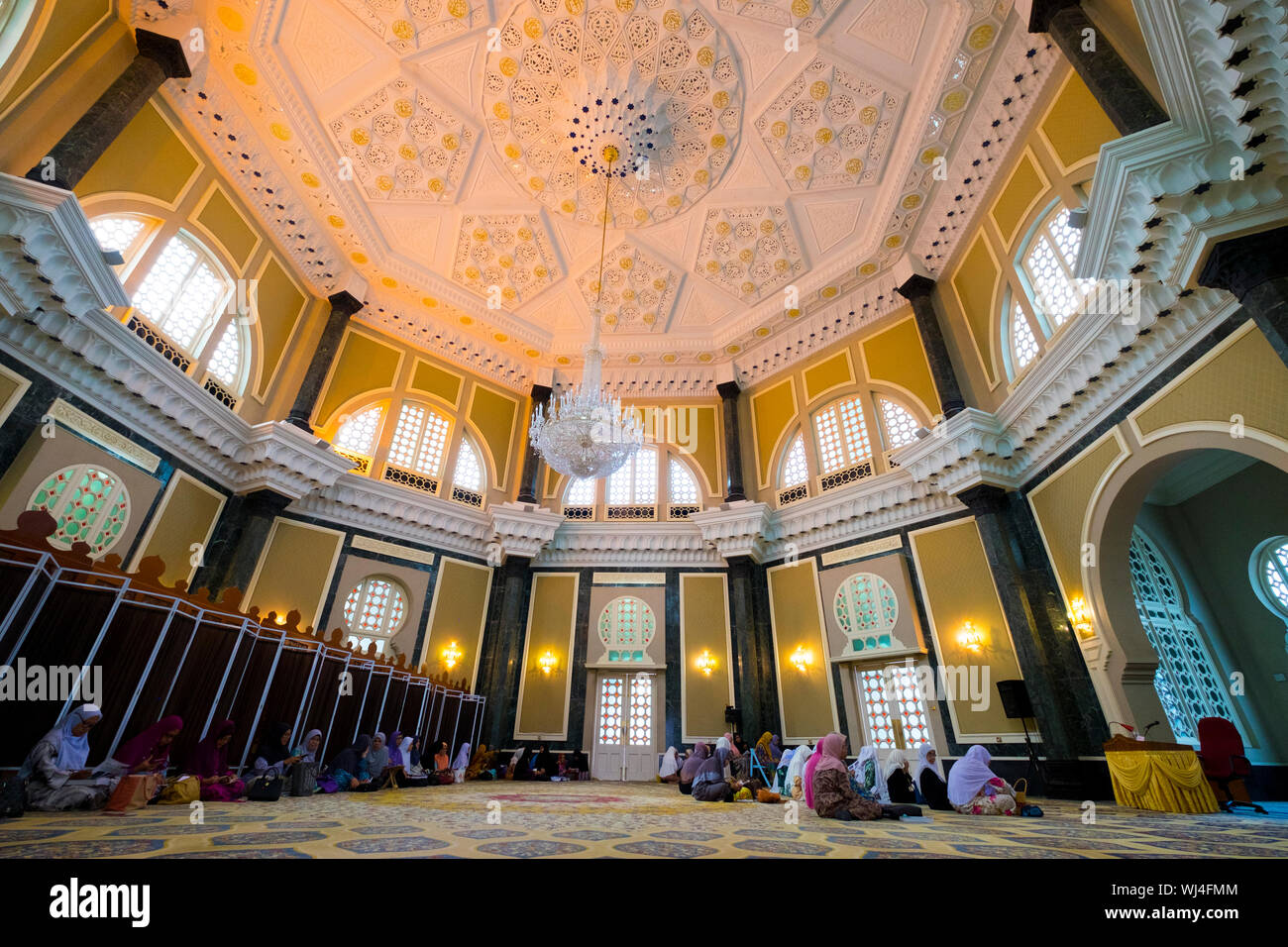 Gebet für muslimische Frauen innerhalb der Grand Royal Ubudiah Moschee in Kuala Kangsar, Perak, Malaysia. Stockfoto