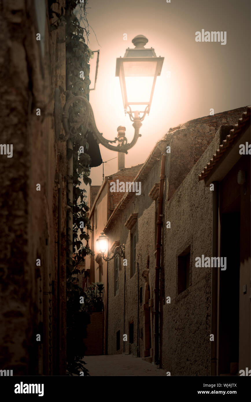 Eine Gasse eines alten charmanten italienischen Dorfes mit Fokus auf einer Laterne. Stockfoto