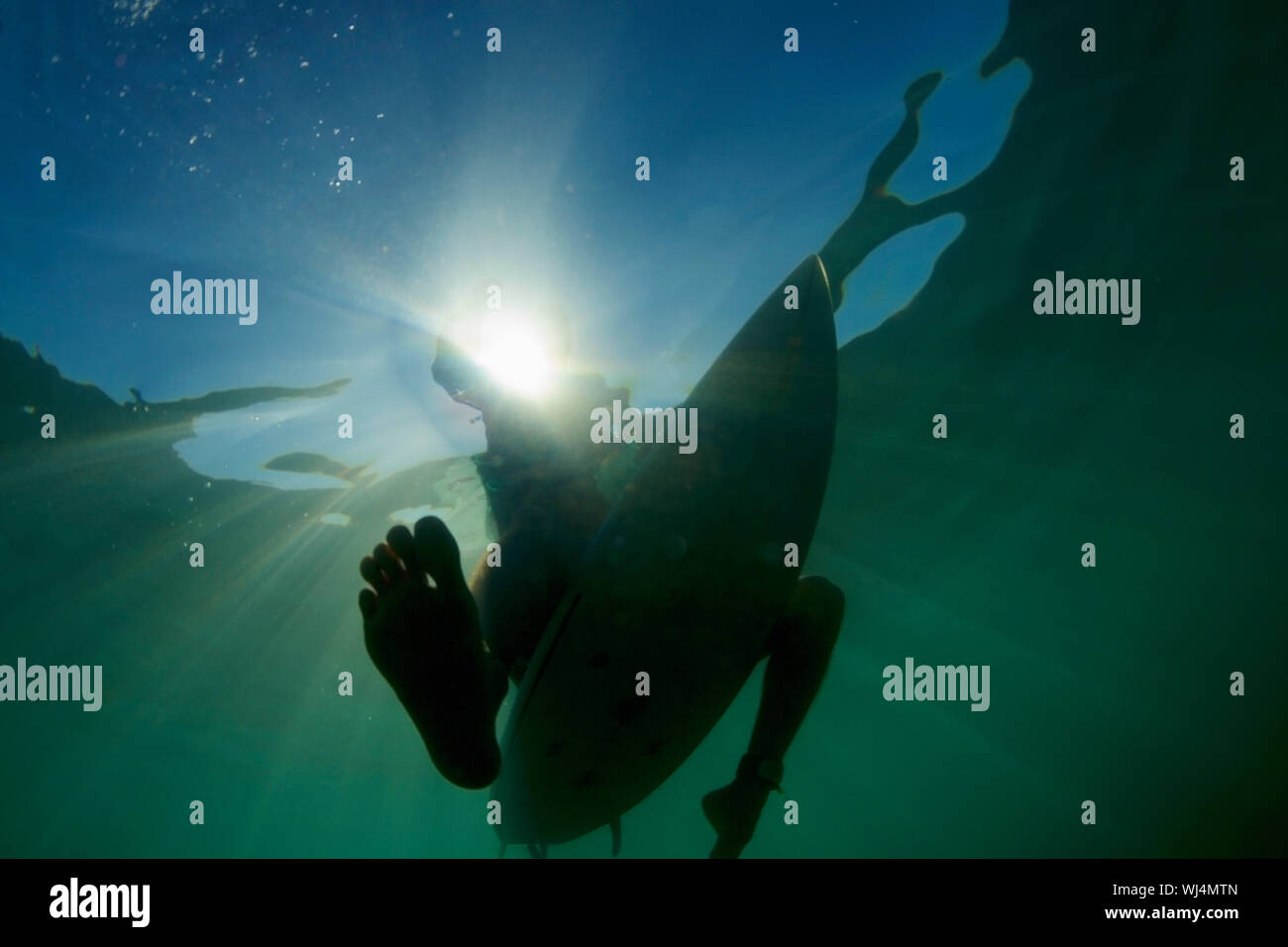 Surfboard unter der Wasseroberfläche Stockfoto