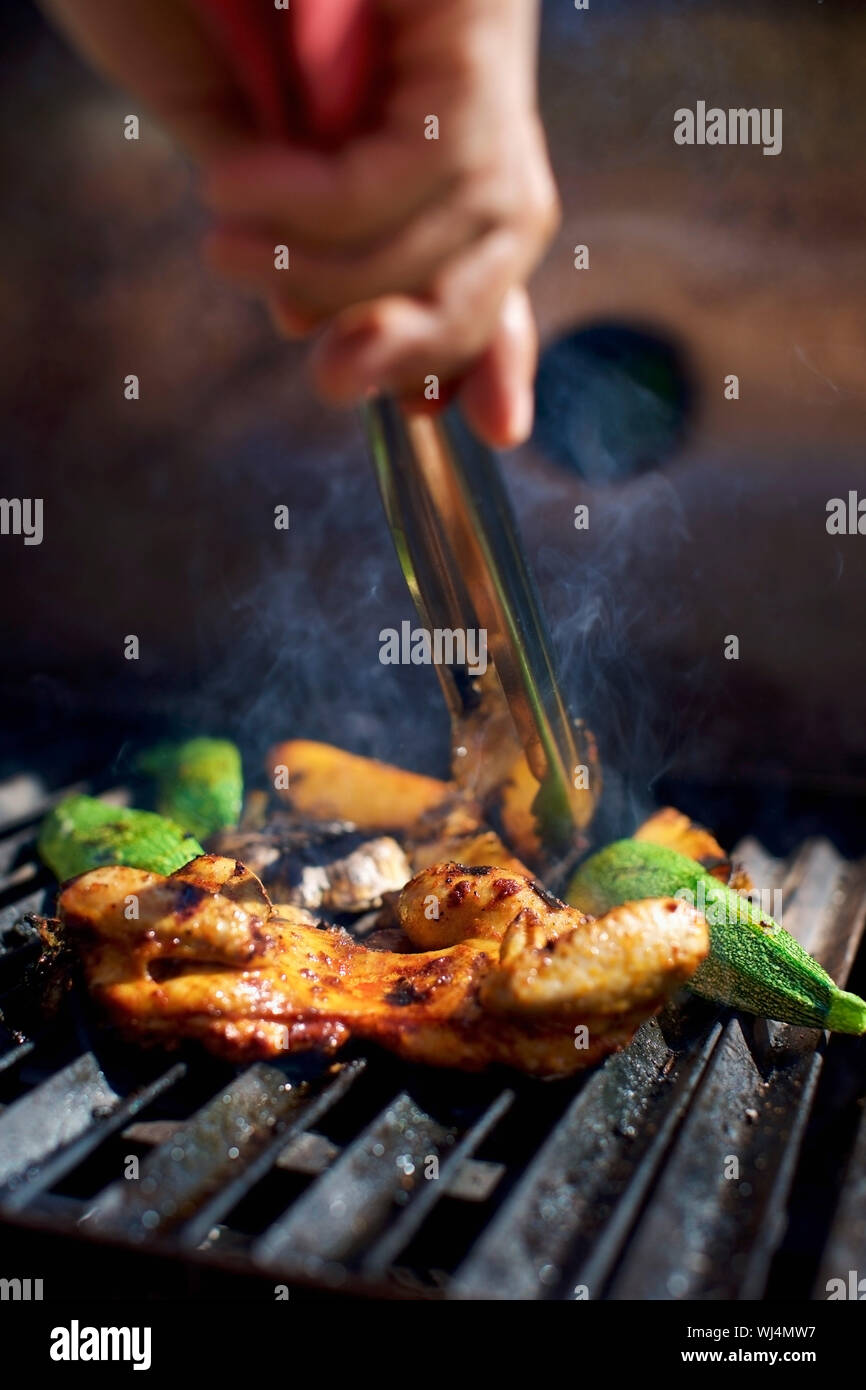 Close up Koch Grillen von Fleisch und Gemüse vom Grill Stockfoto