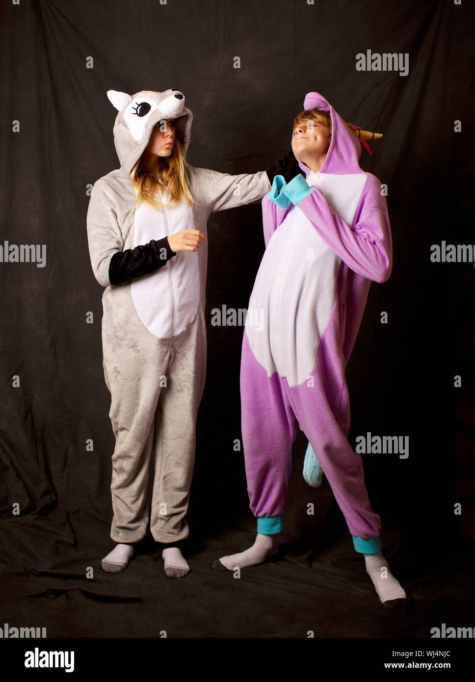 Verspielte Mädchen in Tier kostüm Schlafanzug Stockfoto