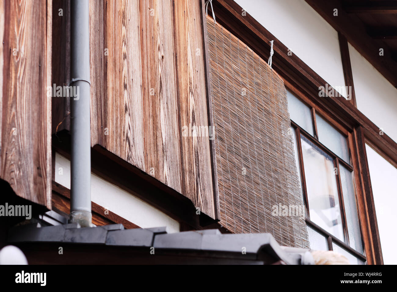 Fenster aus Holz und Bambus roll blind von einer alten, traditionellen Haus  in Japan Stockfotografie - Alamy