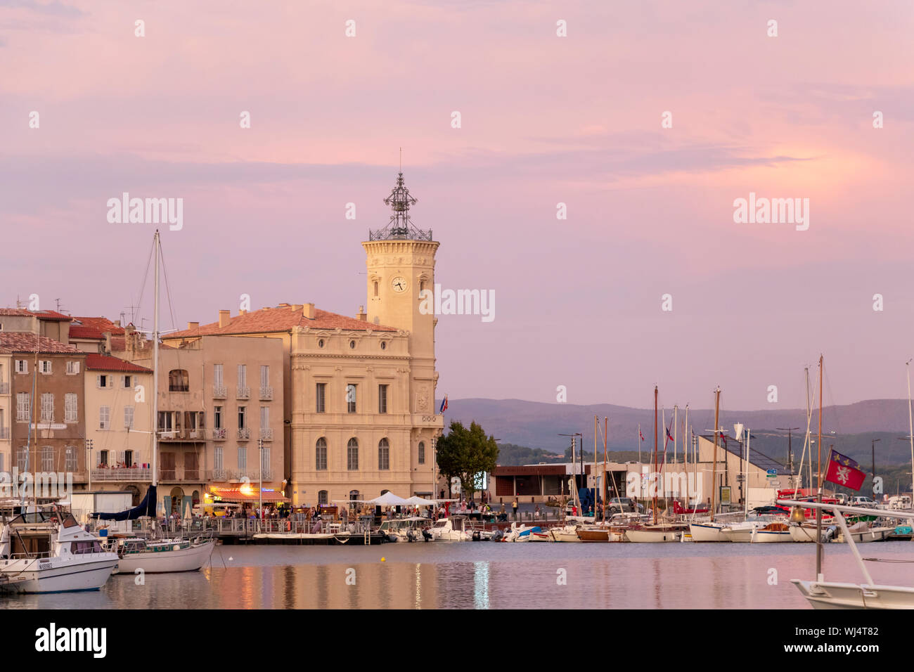 La Ciotat, Frankreich: Die Reihe der günstig chartern Yachtcharter in Alten Hafen der Marina der malerischen Stadt an der Mittelmeerküste bei pink Sonnenuntergang Abend Stockfoto