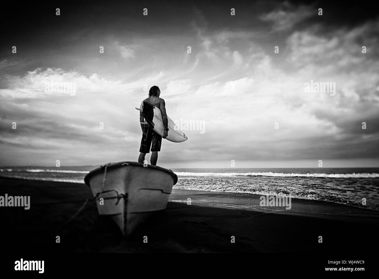 Männliche Surfer mit Surfbrett stehend auf Strände Yacht in der Higuera Blanca, Nayarit, Mexiko Stockfoto