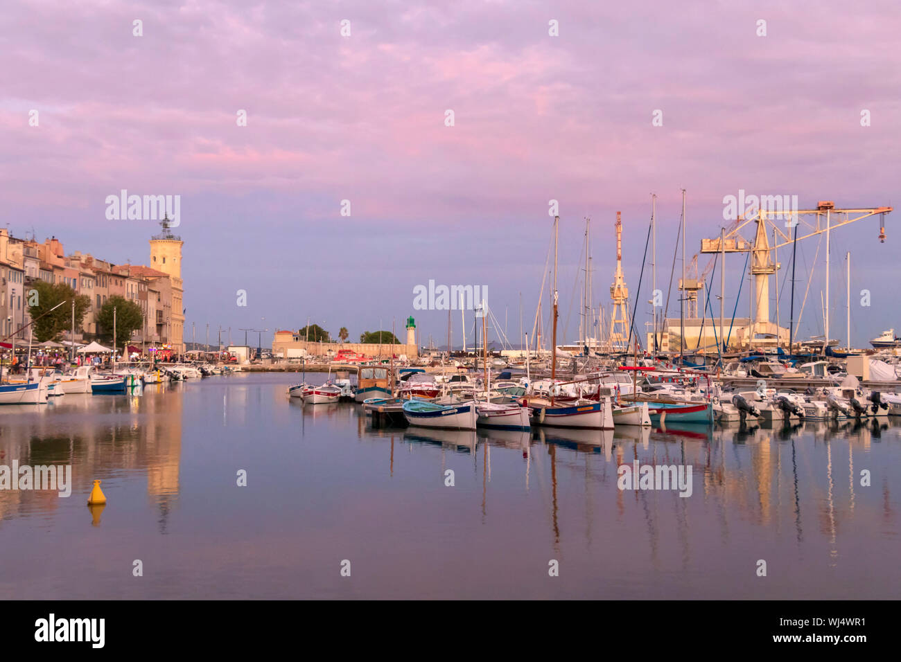 La Ciotat, Frankreich: Die Reihe der günstig chartern Yachtcharter in Alten Hafen der Marina der malerischen Stadt an der Mittelmeerküste bei pink Sonnenuntergang Abend Stockfoto