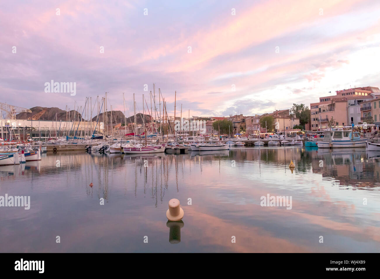 La Ciotat, Frankreich: Die Reihe der günstig chartern Yachtcharter in Alten Hafen der Marina der malerischen Stadt an der Mittelmeerküste bei pink Sonnenuntergang Abend Stockfoto