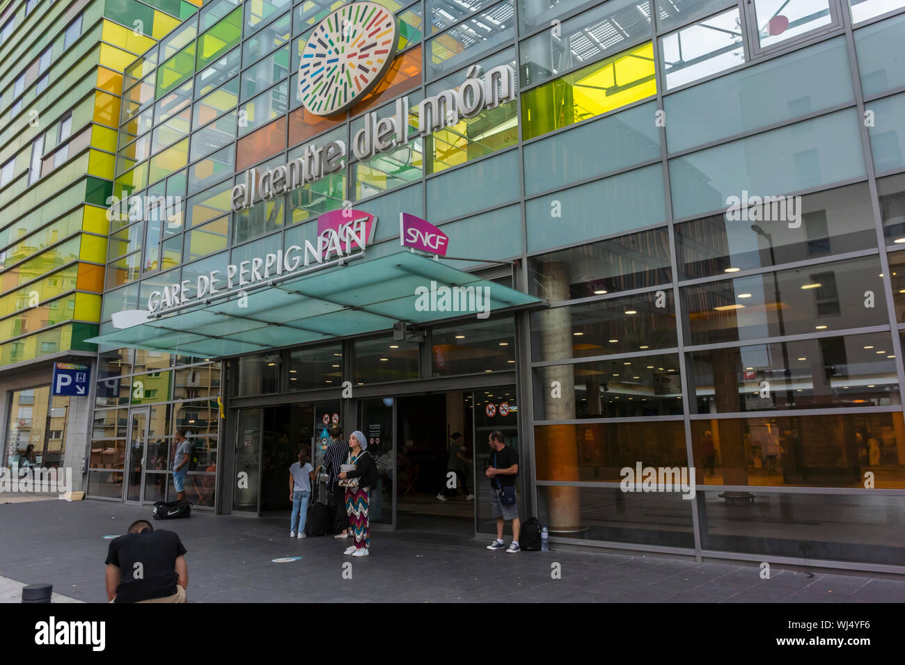 Perpignan, France,  People Travelling in SNCF Train Station, doorway Entrance, new build, glass architecture people Stockfoto
