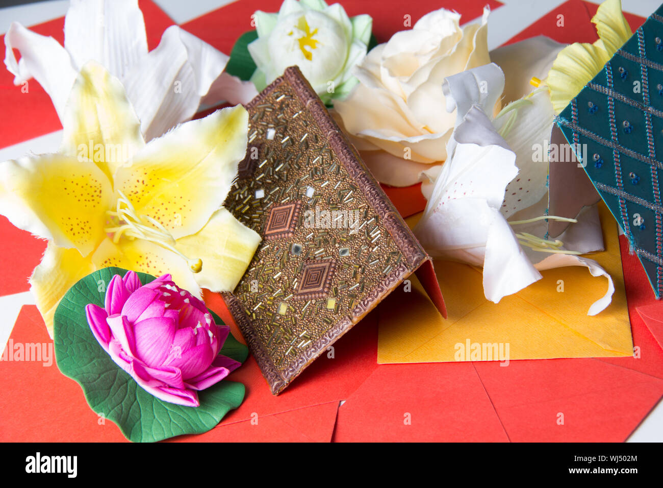 Nahaufnahme von einem Umschläge und Kunstblumen Stockfoto