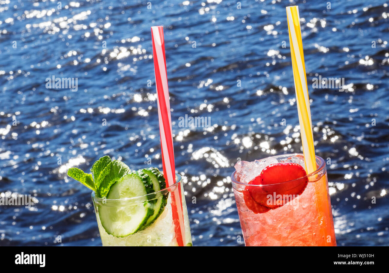 In der Nähe von Glas mit alkoholischen Getränken im Meer Stockfoto