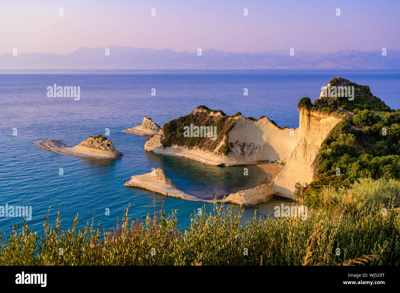 Kap Drastis bei Sonnenuntergang in der Nähe und Peroulades Sidari Village - schöne Küste Landschaft mit hohen Klippen und Paradise Beach - KORFU, IONISCHE INSEL, Gr Stockfoto