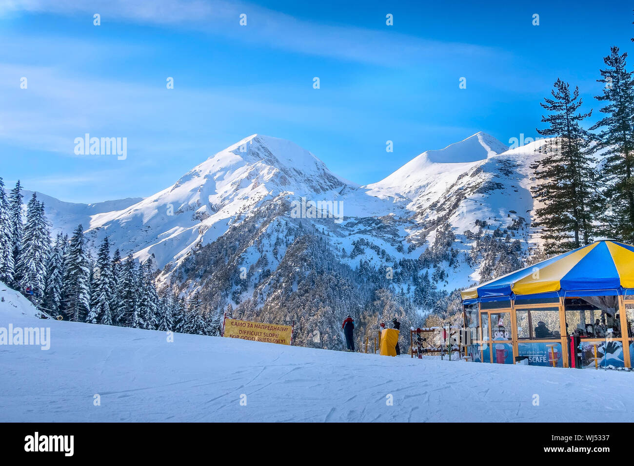 Bansko, Bulgarien - Dezember 20, 2018: Ski Resort view mit Skipiste, Skifahren und Cafe Stockfoto