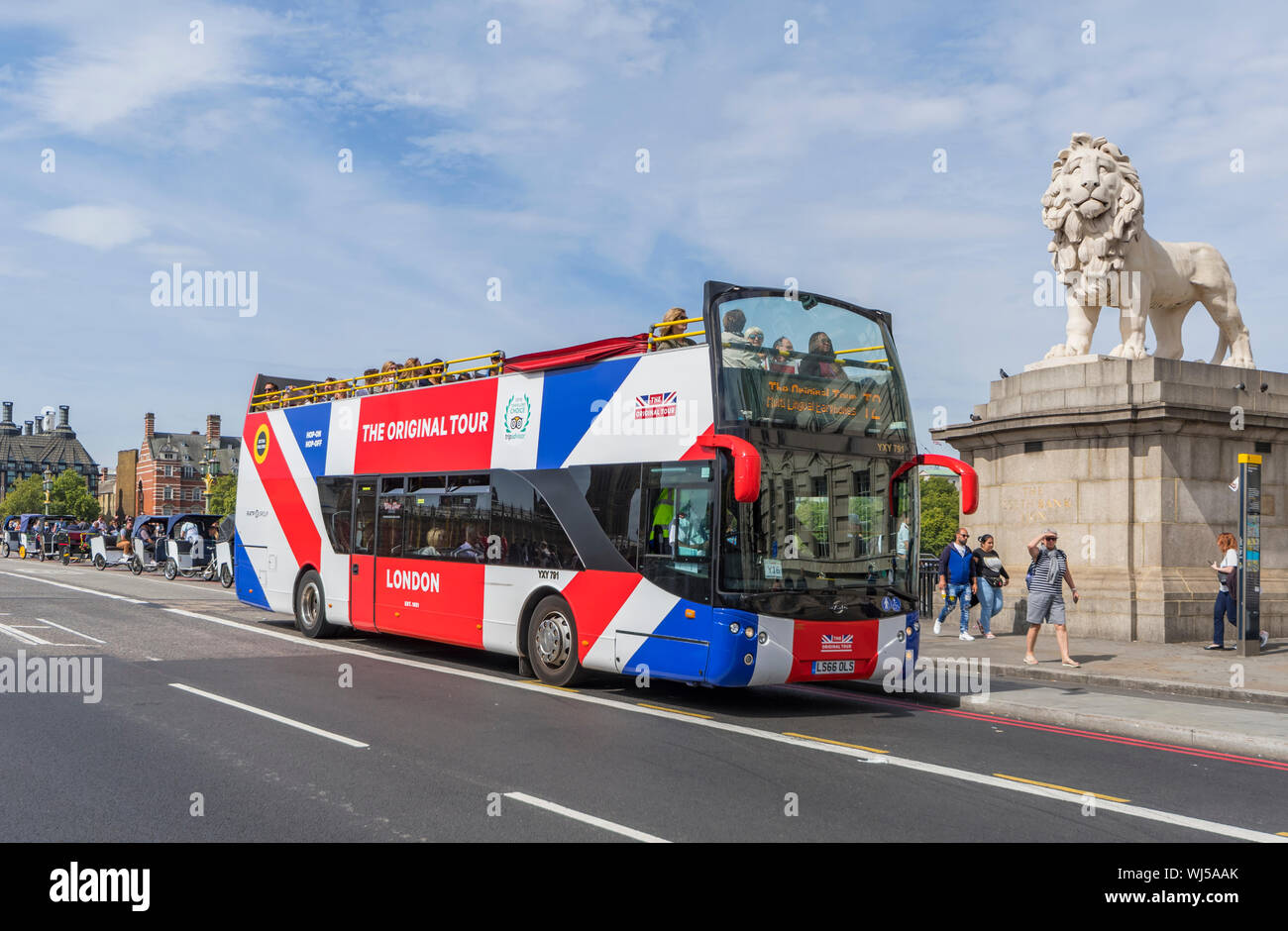 Die ursprüngliche Tour, eine Tour bus für Touristen in London von einem Open Top Tours Bus auf die Westminster Bridge, London, England, UK zu sehen. Stockfoto