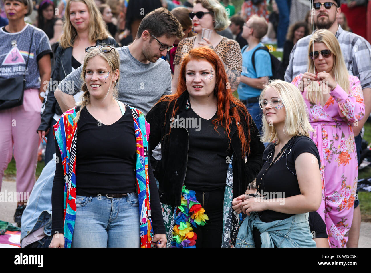 Zufällige Menschen in Helsinki Pride 2019 nach - Partei Kaivopuisto Park Stockfoto