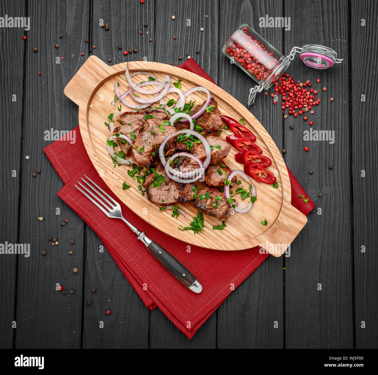 Verschiedene köstliche gegrillte Fleisch mit Gemüse auf weiße Platte auf Picknick Tisch für Familie Grill Party Stockfoto