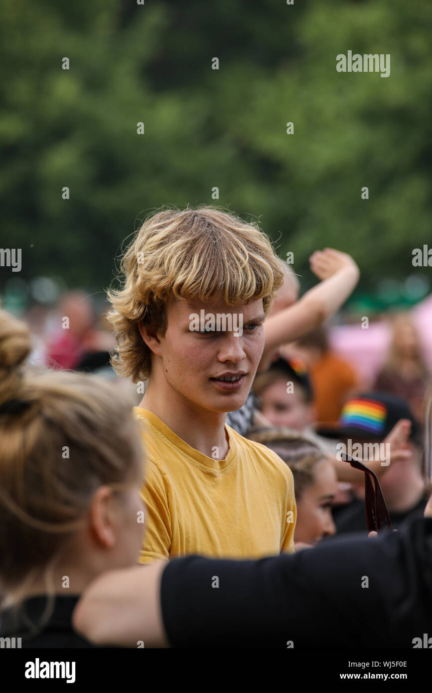 Junge Mann in Helsinki Stolz nach - Partei in Kaivopuisto Park Stockfoto