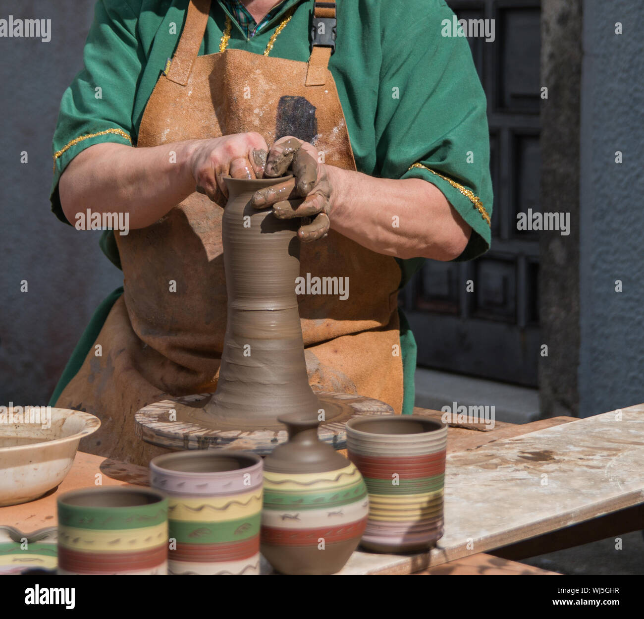 Potter Arbeiten den Schlamm mit seinen Händen Stockfoto