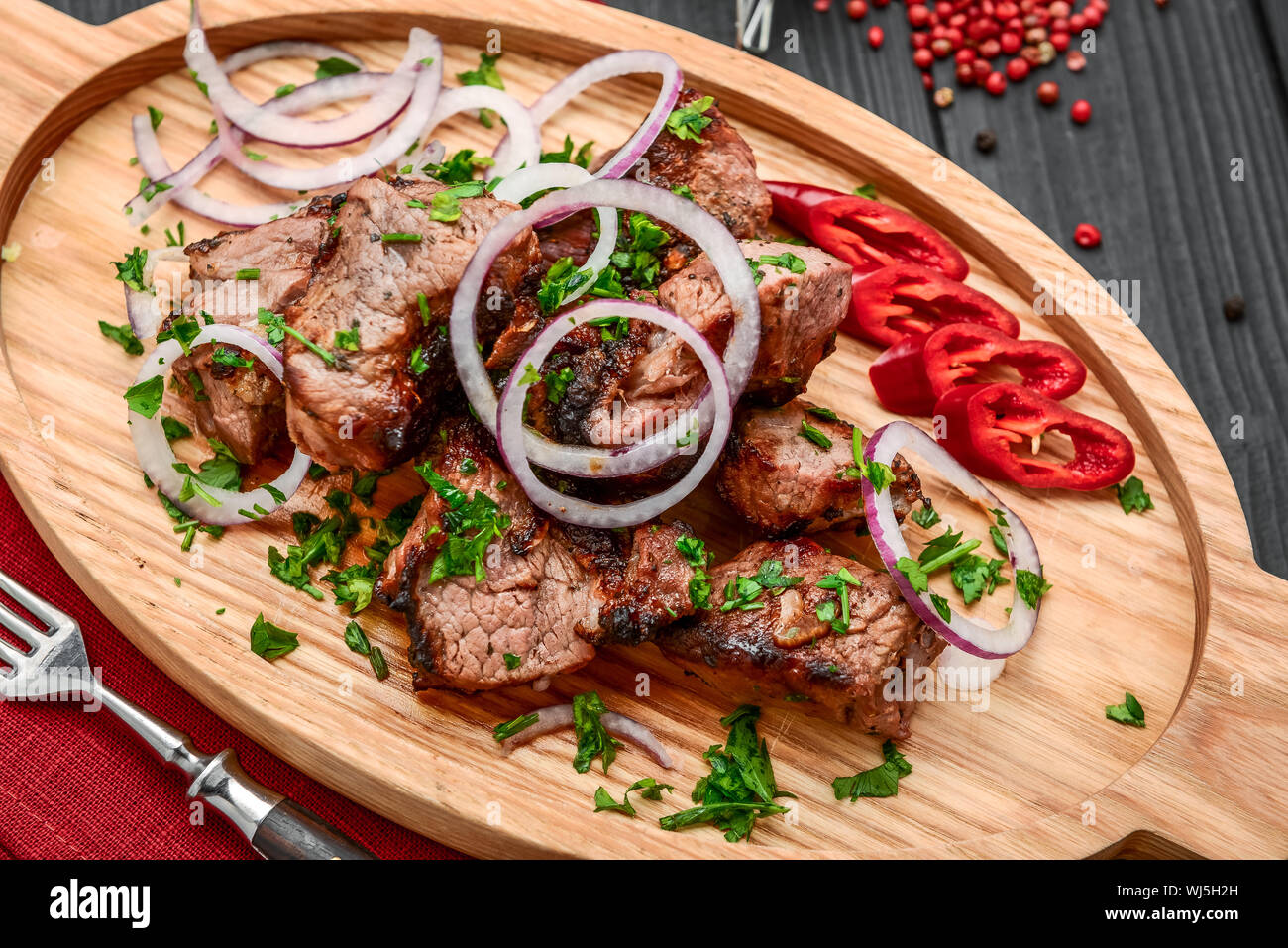 Verschiedene köstliche gegrillte Fleisch mit Gemüse auf weiße Platte auf Picknick Tisch für Familie Grill Party Stockfoto