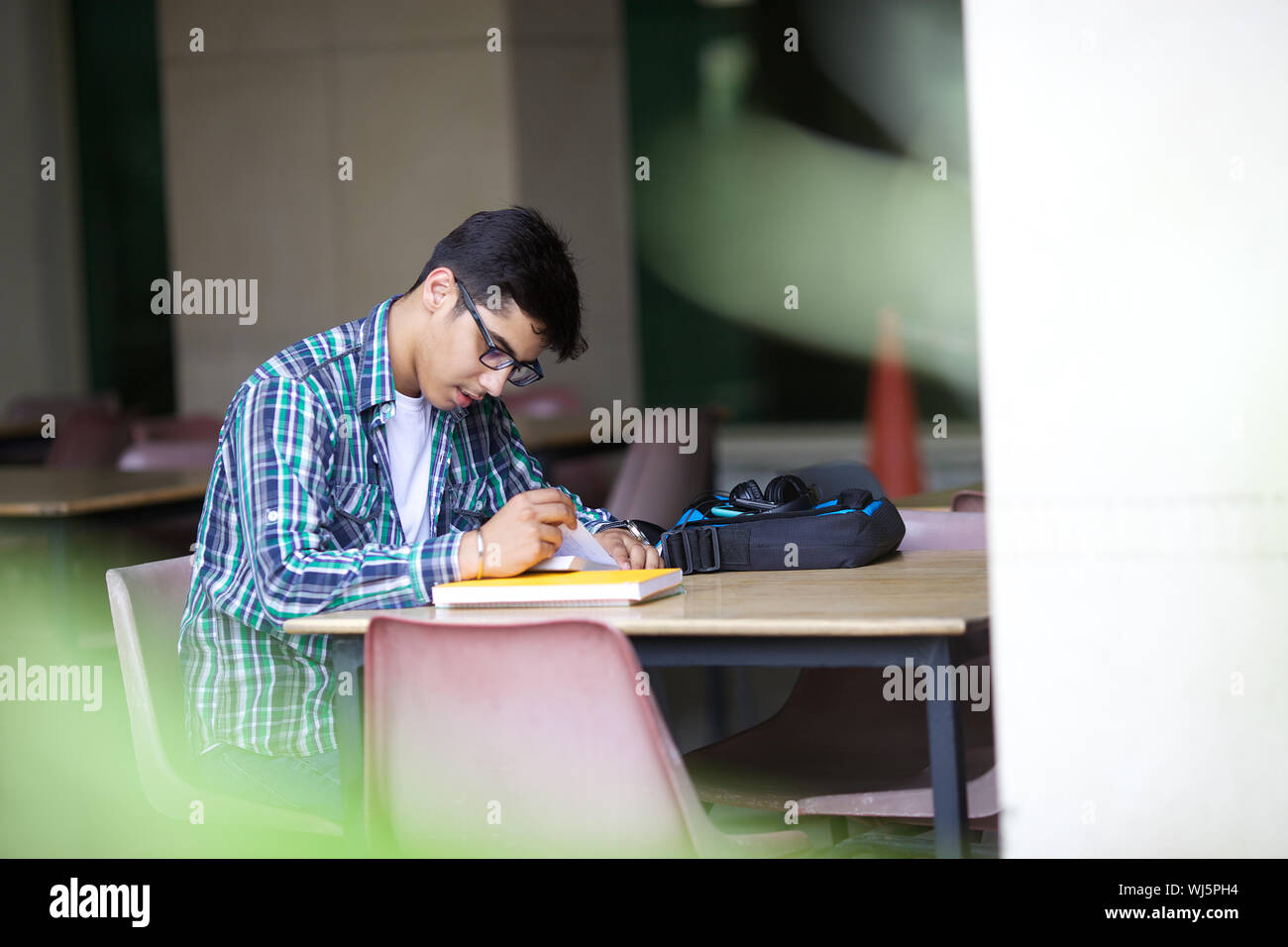 College Student studieren in einer Cafeteria Stockfoto
