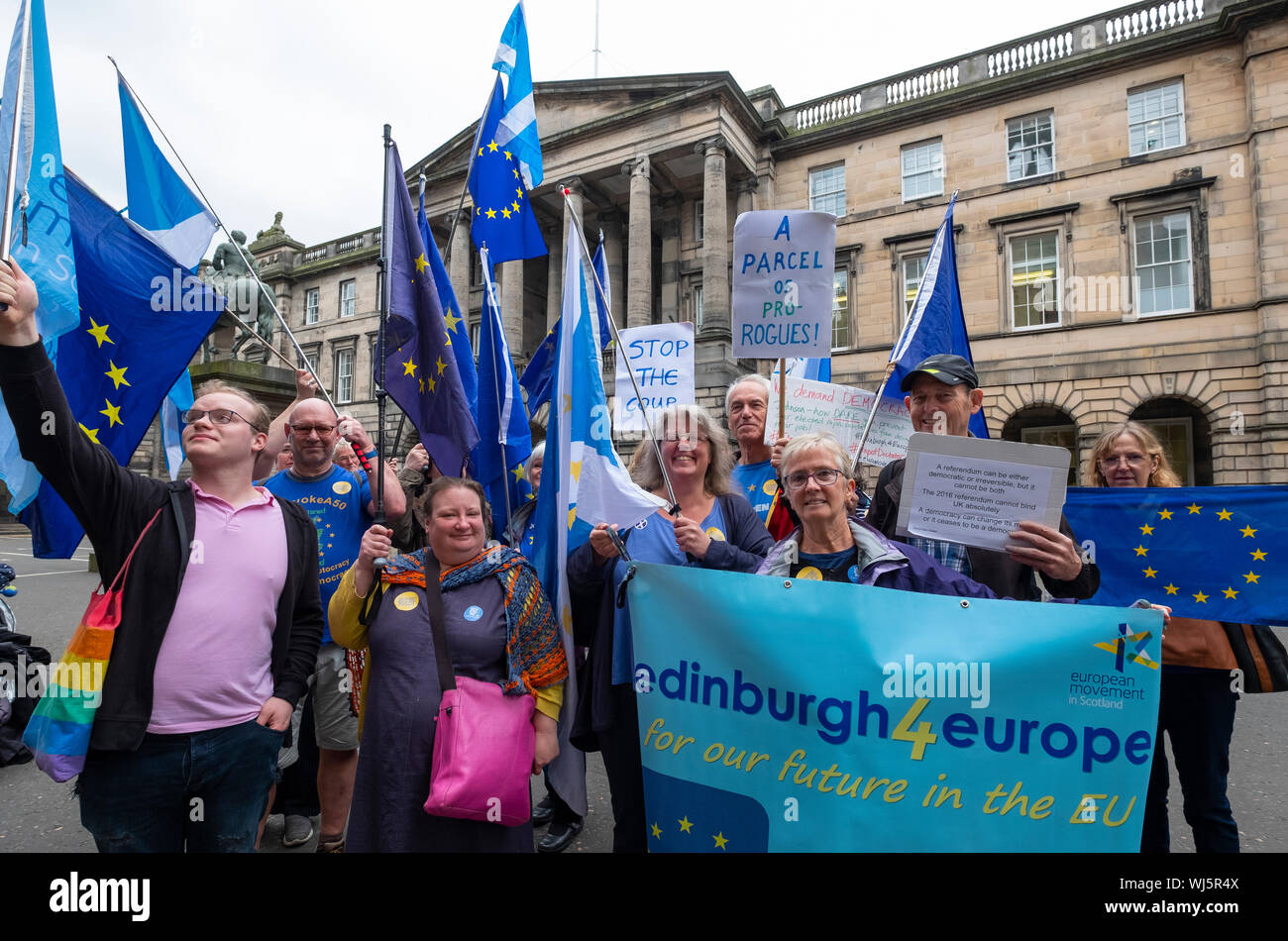 Edinburgh, Schottland, Großbritannien. 3. September, 2019. Pro-Europe und anti-Brexit Demonstranten außerhalb des Gerichts Sitzung in Parliament Square, Edinburgh. Die Demonstranten fordern die Rücknahme der Bedrohung zu vertagen. Die meisten ScotlandÕs senior law Officer, James Wolffe, der Herr Anwalt, die britische Regierung ihre Macht missbrauchen durch Brexit zu zwingen, wie er versucht, in zwei Herausforderungen für die Aussetzung der Parlament einzugreifen beschuldigt hat. Credit: Iain Masterton/Alamy leben Nachrichten Stockfoto