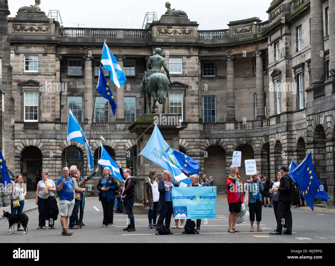 Edinburgh, Schottland, Großbritannien. 3. September, 2019. Pro-Europe und anti-Brexit Demonstranten außerhalb des Gerichts Sitzung in Parliament Square, Edinburgh. Die Demonstranten fordern die Rücknahme der Bedrohung zu vertagen. Die meisten ScotlandÕs senior law Officer, James Wolffe, der Herr Anwalt, die britische Regierung ihre Macht missbrauchen durch Brexit zu zwingen, wie er versucht, in zwei Herausforderungen für die Aussetzung der Parlament einzugreifen beschuldigt hat. Credit: Iain Masterton/Alamy leben Nachrichten Stockfoto