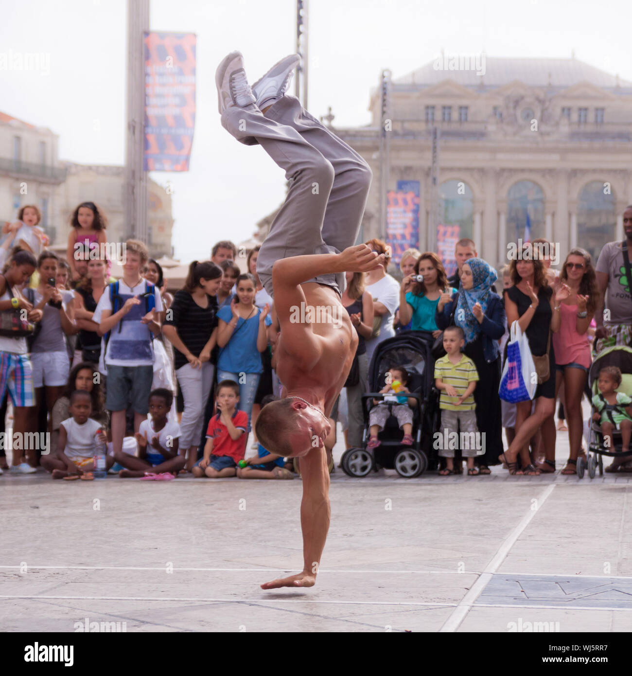 MONTPELLIER - Juli 12: Street Performer Breakdance vor der zufälligen Publikum am 12. Juli 2011 in Montpellier, Frankreich; B-Boying oder Brechen ist ein Stockfoto