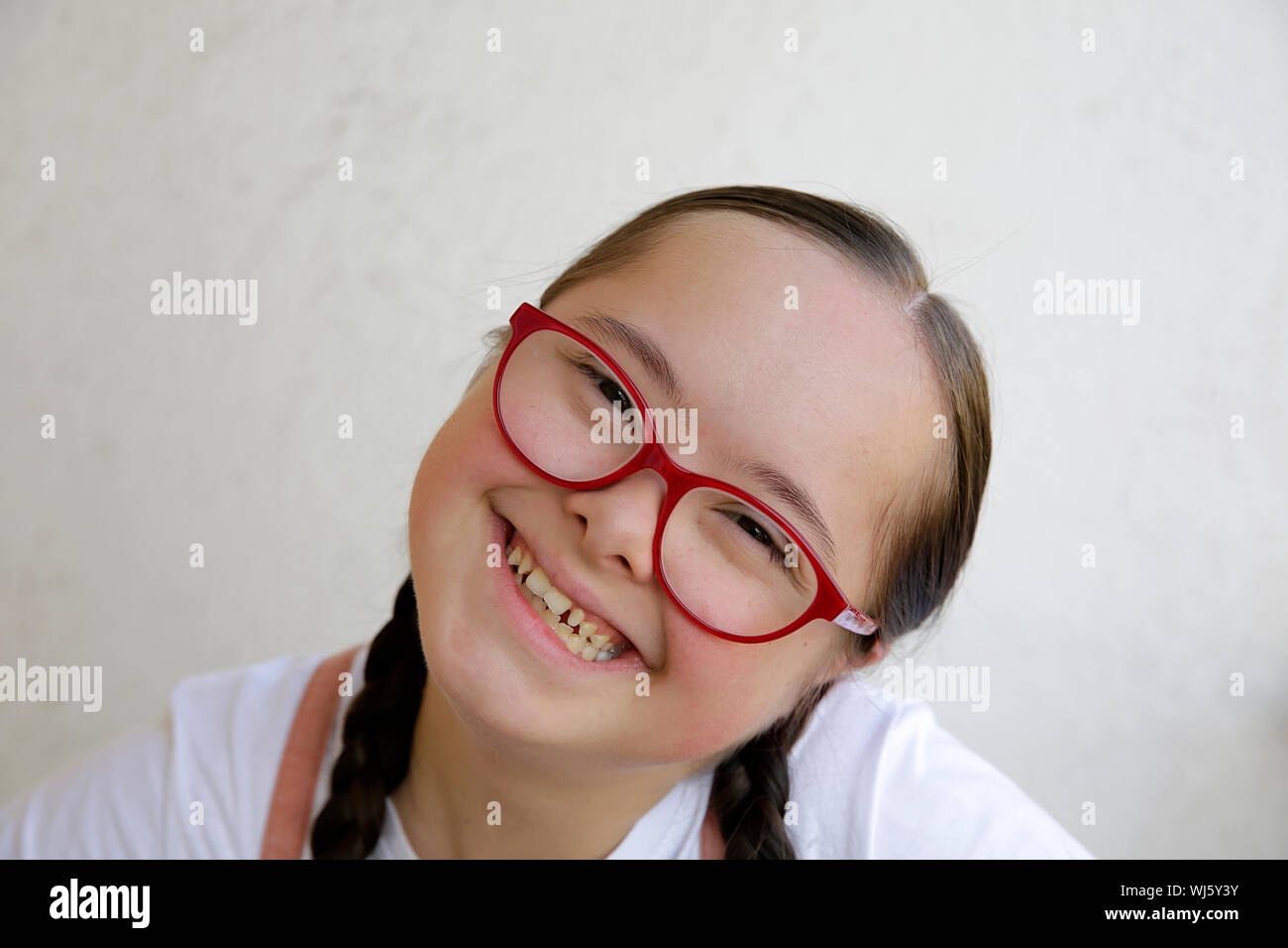 Portrait von kleinen Mädchen lächelnd auf dem Hintergrund der Mauer Stockfoto