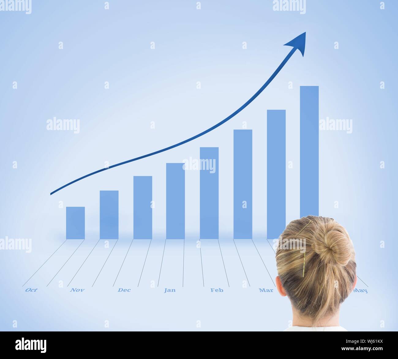 Das zusammengesetzte Bild der Unternehmerin stehen mit dem Rücken zur Kamera beobachten Blue Statistiken auf dem Hintergrund Stockfoto