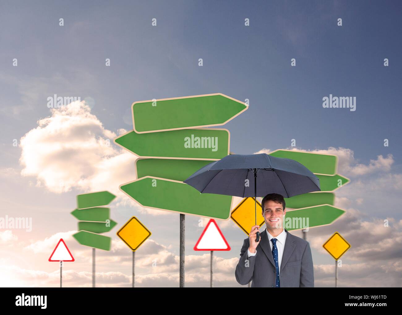 Das zusammengesetzte Bild der glücklichen Geschäftsmann holding Umbrella stand vor der Verkehrszeichen in den Himmel Stockfoto