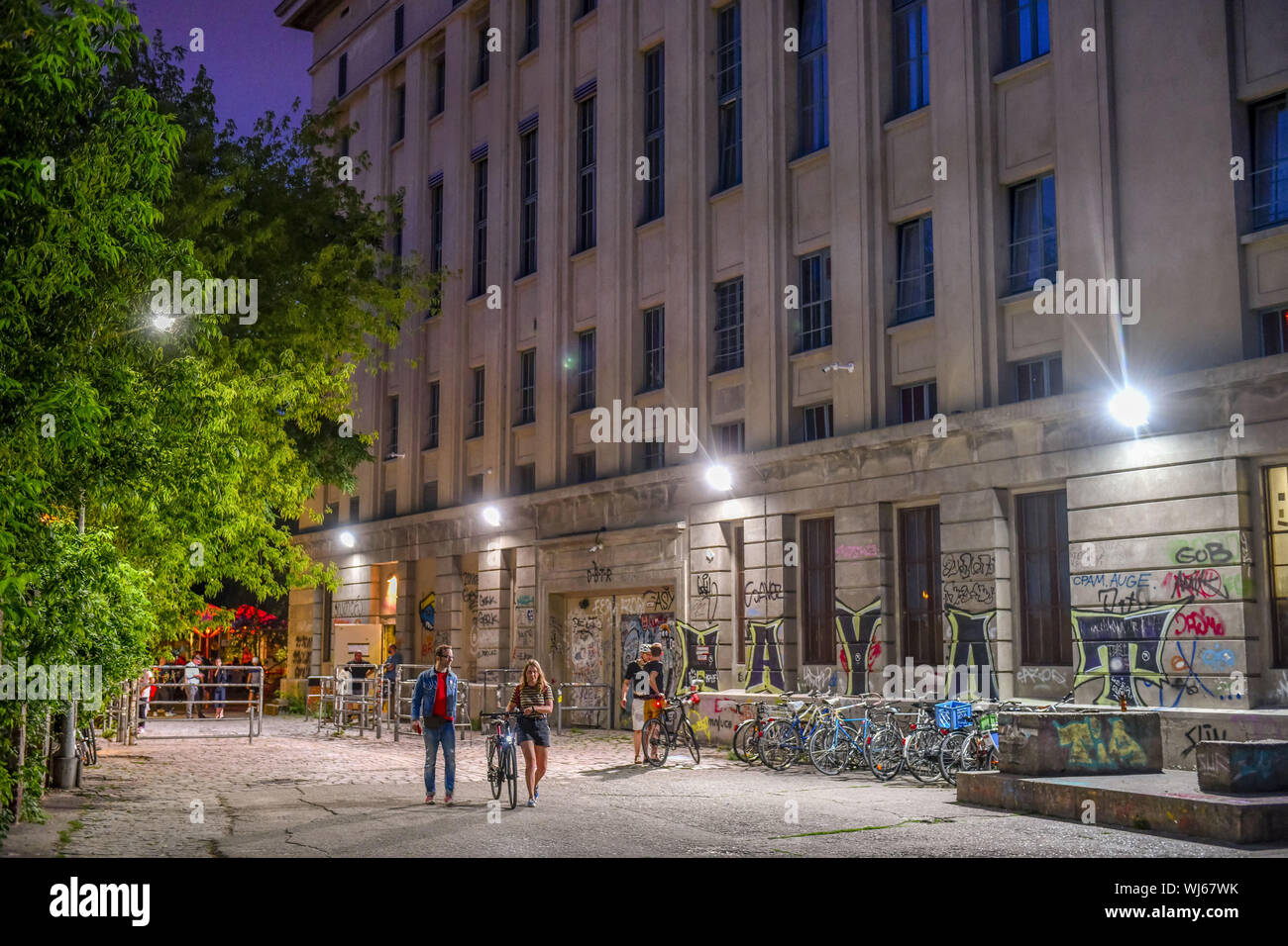 Abends, abends, am Abend, in der Wriezener Bahnhof, Aussicht, Außen, Draußen, Draußen, Außen, Licht, mounta Stockfoto