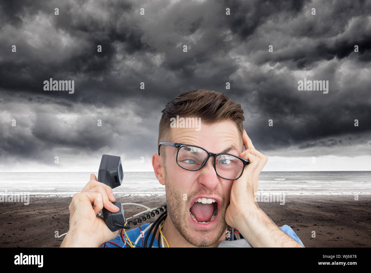 Das zusammengesetzte Bild im Hochformat von frustriert Computer engineer Schreien während eines Anrufs auf der Vorderseite des offenen cpu auf weißem Hintergrund Stockfoto