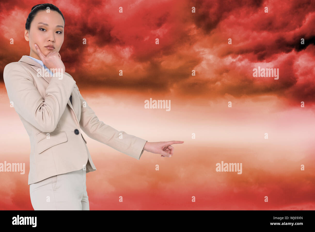 Zusammengesetztes Bild des nachdenklichen asiatische Geschäftsfrau zeigt Stockfoto