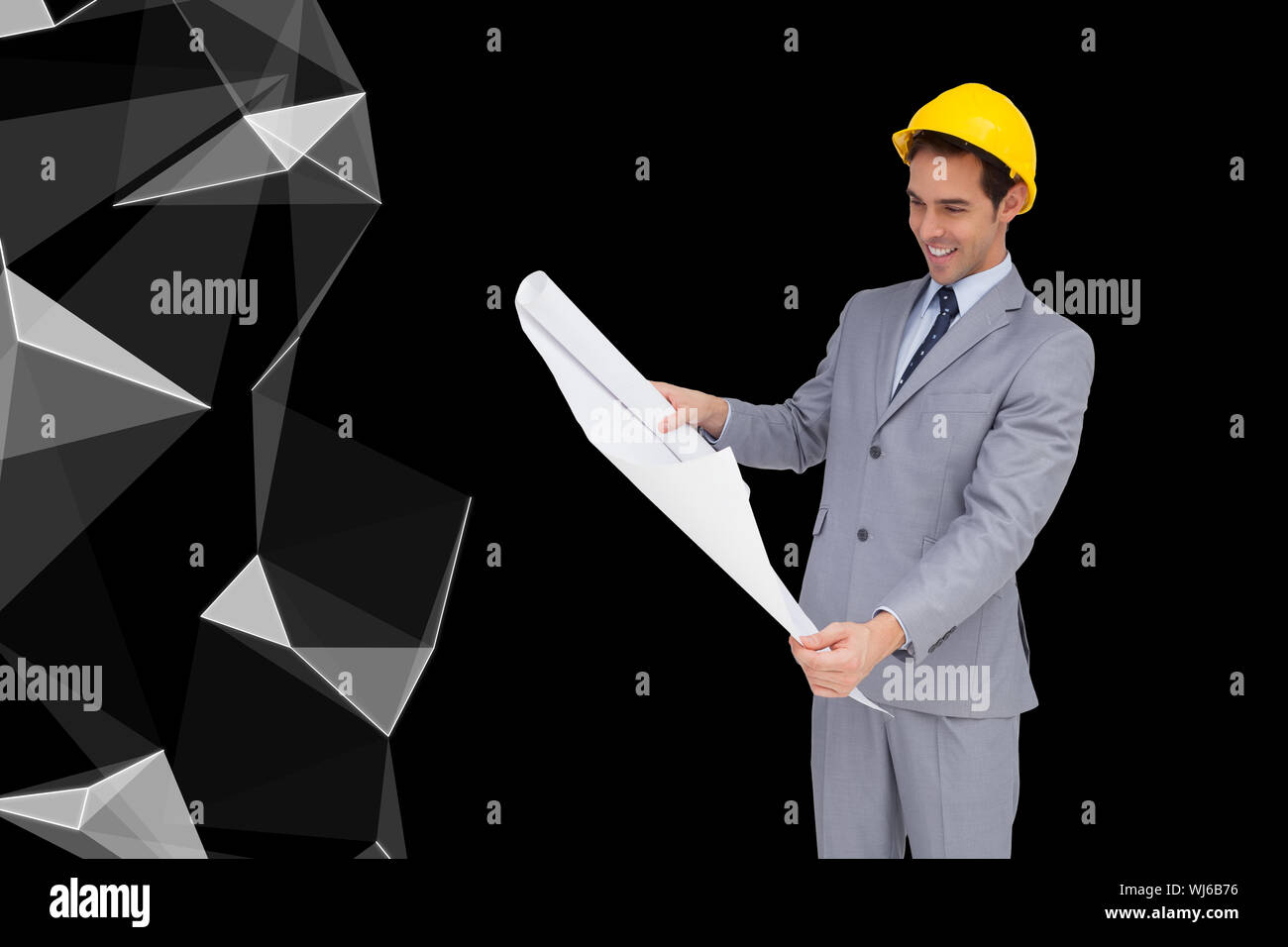 Zusammengesetztes Bild des lächelnden Architekten mit Schutzhelm, die Pläne zu betrachten Stockfoto