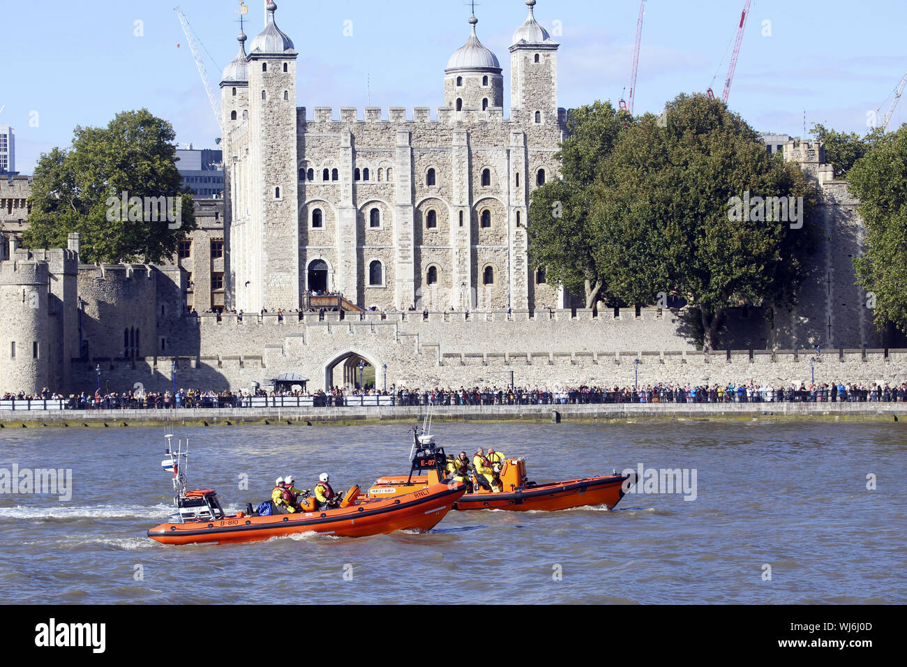 RNLI küstennahe Rettungsboote auf der Themse in den Tower von London Stockfoto