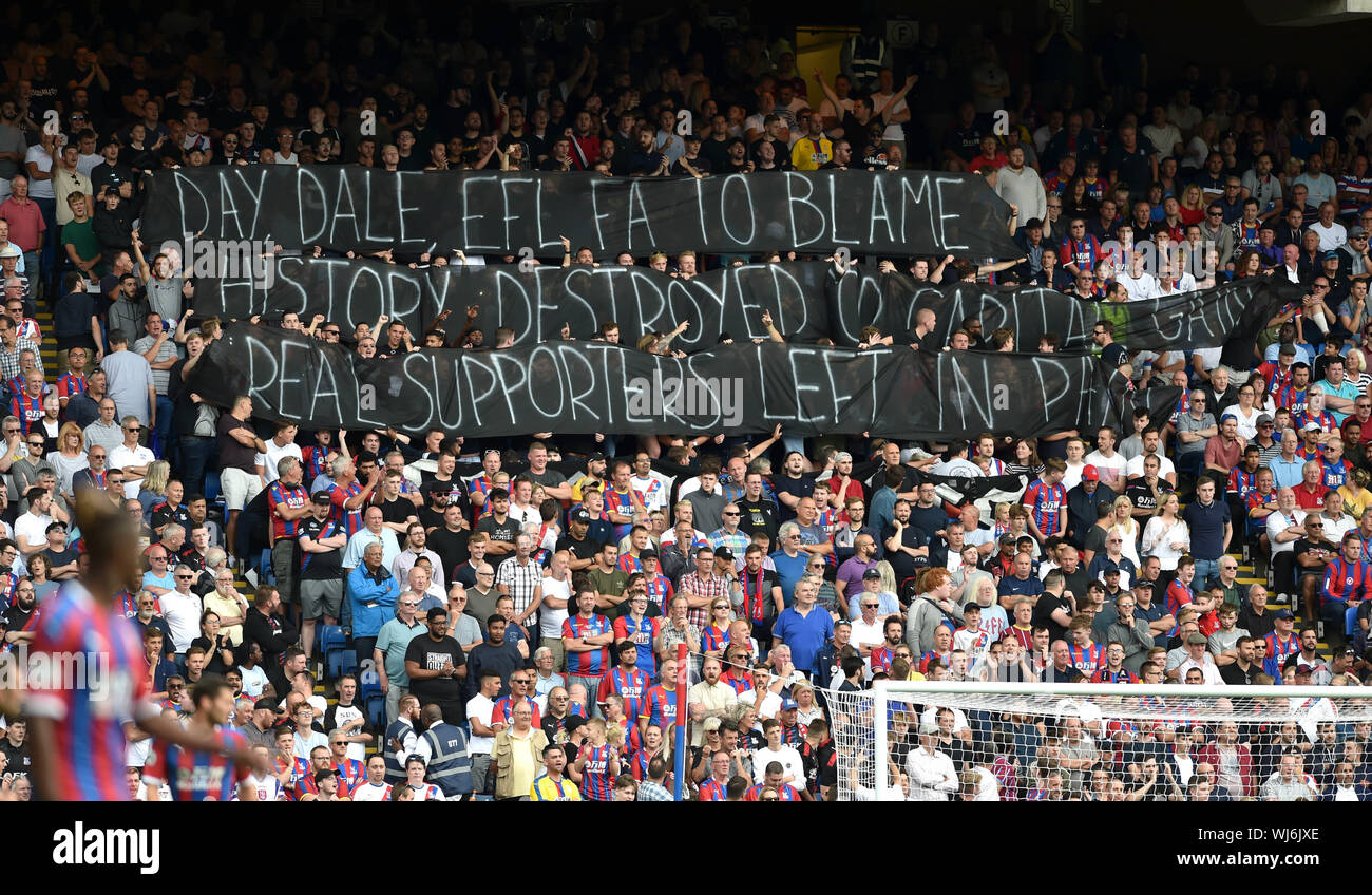 Crystal Palace Fans mit einem Protest über das Geschehene zu begraben FC während der Premier League Match zwischen Crystal Palace und Aston Villa an der Selhurst Park, London, 31. August 2019 die redaktionelle Nutzung nur. Kein Merchandising. Für Fußball Bilder FA und Premier League Einschränkungen Inc. kein Internet/Mobile Nutzung ohne fapl Lizenz - für Details Kontakt Fußball Dataco Stockfoto