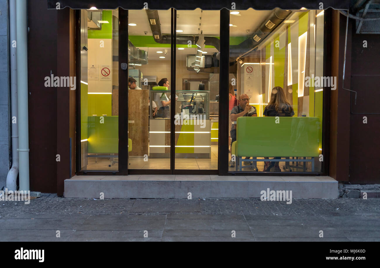 Belgrad, Serbien, 29 August 2019: Blick von der Snackbar und der Bäckerei Gospodska Street in Belgrade Stockfoto