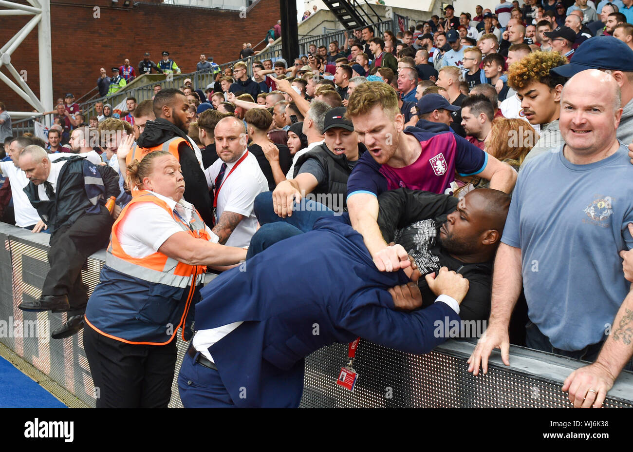 Aston Villa fans Zusammentreffen mit Stewards nach dem Schlusspfiff in der Premier League Match zwischen Crystal Palace und Aston Villa an der Selhurst Park, London, 31. August 2019 die redaktionelle Nutzung nur. Kein Merchandising. Für Fußball Bilder FA und Premier League Einschränkungen Inc. kein Internet/Mobile Nutzung ohne fapl Lizenz - für Details Kontakt Fußball Dataco Stockfoto