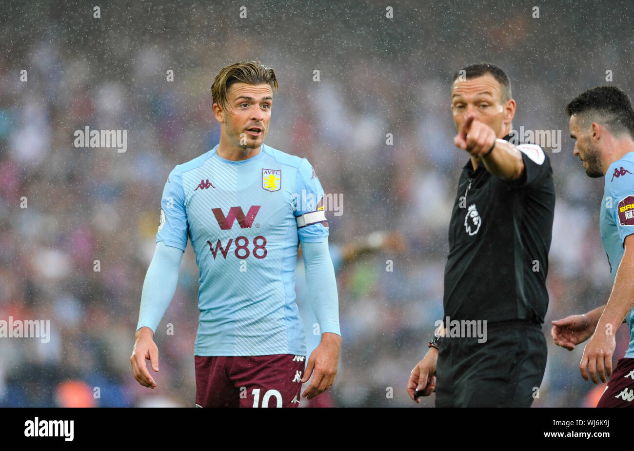 Jack Grealish von Aston Villa zeigt seine Frustration Kevin Freund während der Premier League Match zwischen Crystal Palace und Aston Villa an der Selhurst Park, London, 31. August 2019 die redaktionelle Nutzung nur für Schiedsrichter. Kein Merchandising. Für Fußball Bilder FA und Premier League Einschränkungen Inc. kein Internet/Mobile Nutzung ohne fapl Lizenz - für Details Kontakt Fußball Dataco Stockfoto