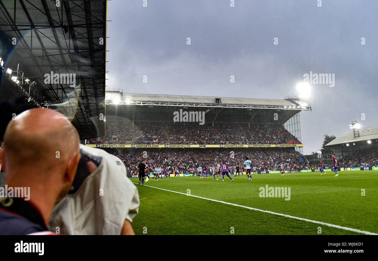 Starker Regen während des Premier League-Spiels zwischen Crystal Palace und Aston Villa im Selhurst Park, London , 31. August 2019 Foto Simon Dack / Telefoto Images - nur redaktionelle Verwendung. Kein Merchandising. Für Football Images gelten Einschränkungen für FA und Premier League, inc. Keine Internet-/Mobilnutzung ohne FAPL-Lizenz. Weitere Informationen erhalten Sie bei Football Dataco Stockfoto