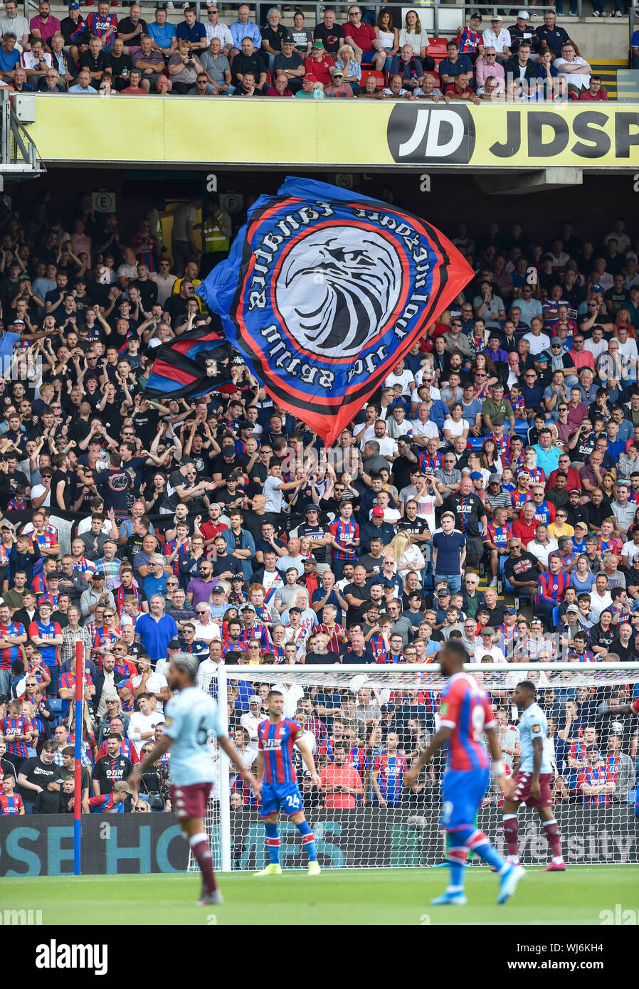 Crystal Palace Fans beim Premier League Spiel zwischen Crystal Palace und Aston Villa an der Selhurst Park, London, 31. August 2019 die redaktionelle Nutzung nur. Kein Merchandising. Für Fußball Bilder FA und Premier League Einschränkungen Inc. kein Internet/Mobile Nutzung ohne fapl Lizenz - für Details Kontakt Fußball Dataco Stockfoto