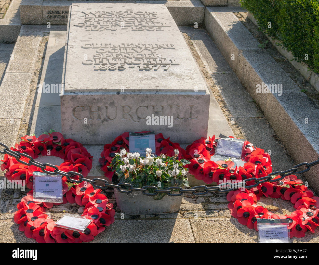 Das Grab des Sir Winston Leonard Spencer-Churchill und seine Frau, Lady Clementine, auf dem Friedhof der St. Martin's Church, Bladon, England, UK. Stockfoto