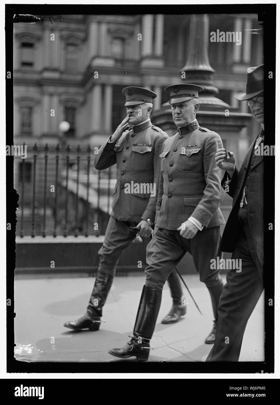 HARBORD, JAMES G., LT. COL, USA RECHTS, MIT PERSHING Stockfoto