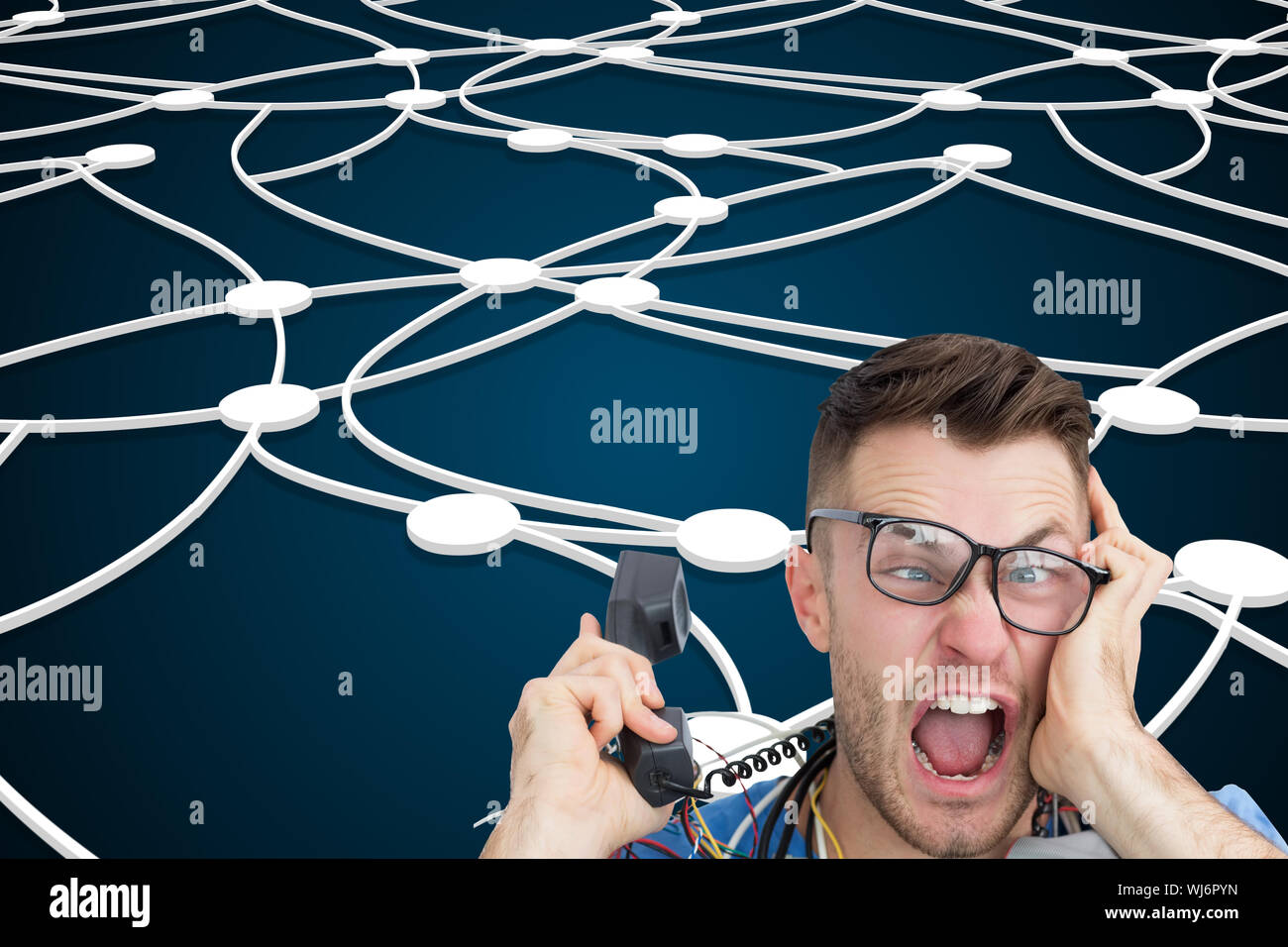 Zusammengesetztes Bild Portrait frustriert Computer-Ingenieur schreien während bei Anruf vor der offenen cpu Stockfoto