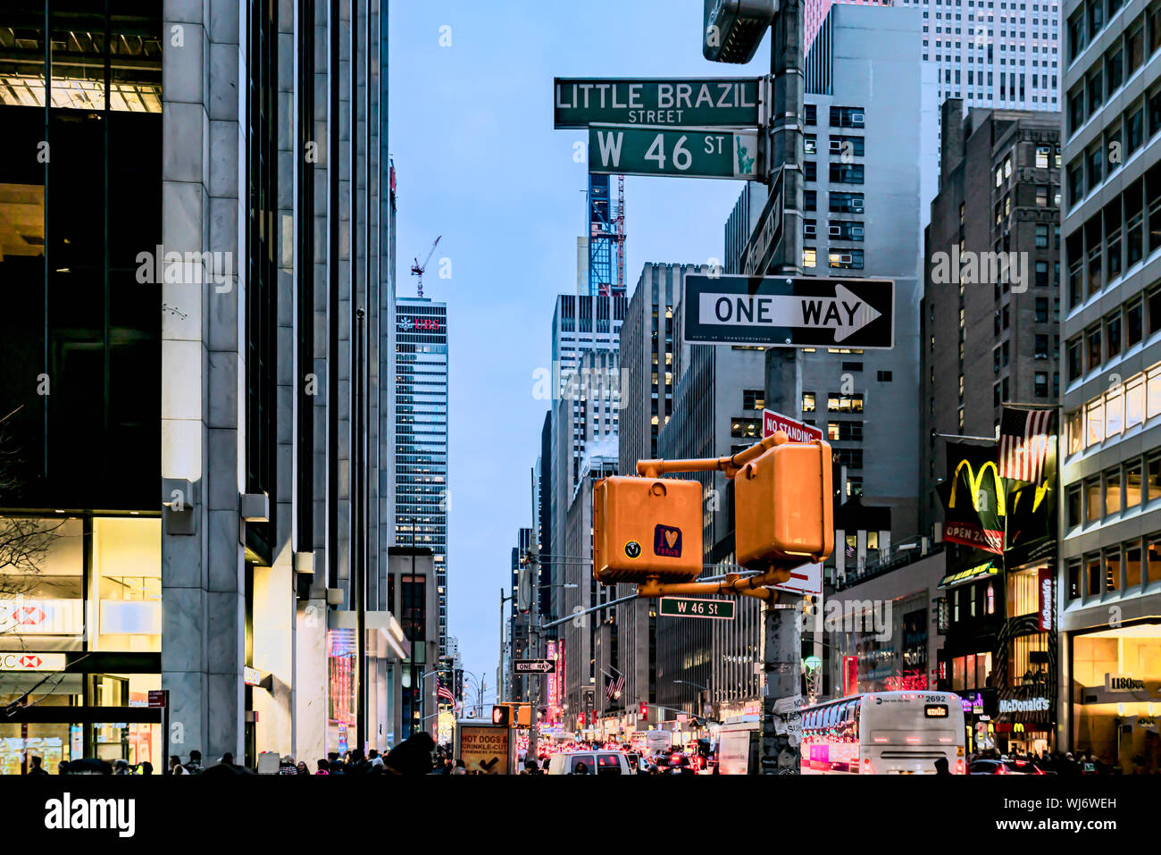 New York City, NY, USA - Dezember, 2018 - wenig Brasilien, Nachbarschaft mit brasilianischen Unternehmen und Restaurants, an der West 46th Street zwisch Stockfoto
