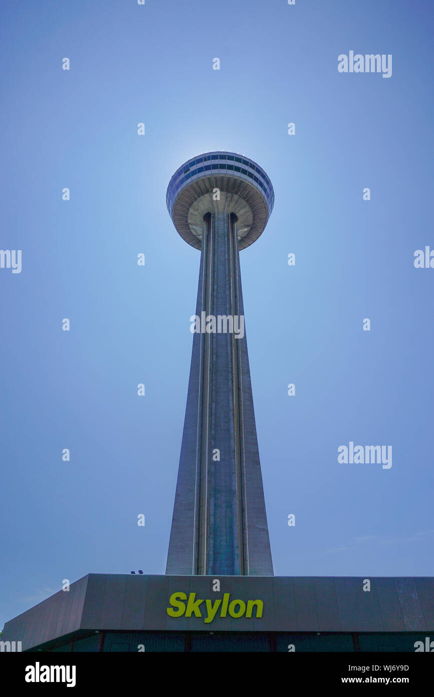 Niagara Falls, Ontario, Kanada: Der Skylon Tower (1965), ein Aussichtsturm mit einem drehenden Restaurant, mit Blick auf den Amerikanischen und Horseshoe Falls. Stockfoto