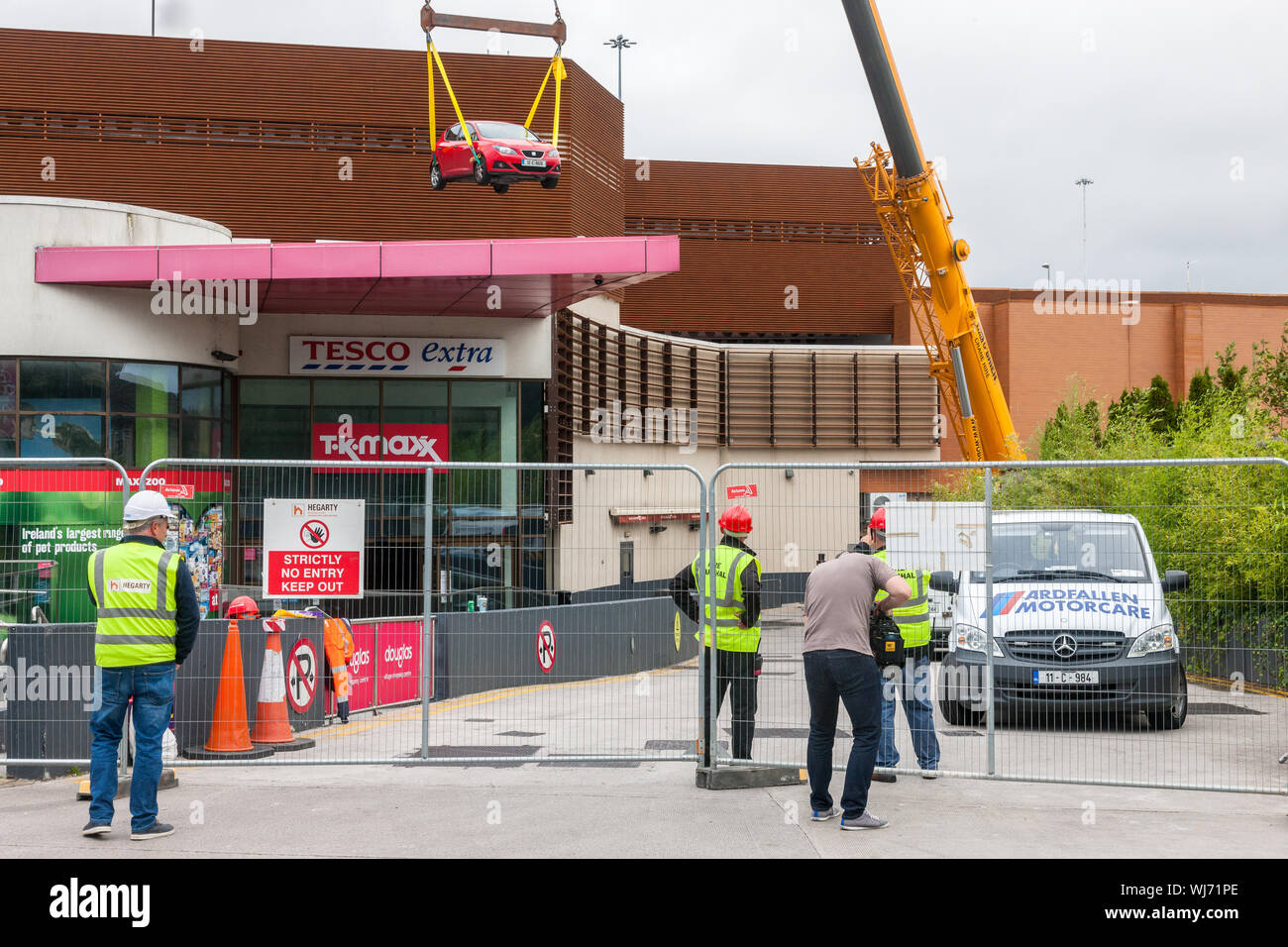 Douglas, Cork, Irland. 03 Sep, 2019. Das zweite Auto von der Douglas Einkaufszentrum Parkplatz wiederhergestellt werden, auf dem Dach, wo über 100 Autos nach einem großen Brand im Parkhaus am Wochenende gefangen wurden aufgehoben. Wiederherstellung der Fahrzeuge wird über eine Woche und das Gebäude wird abgerissen werden. - Bild; Quelle: David Creedon/Alamy leben Nachrichten Stockfoto