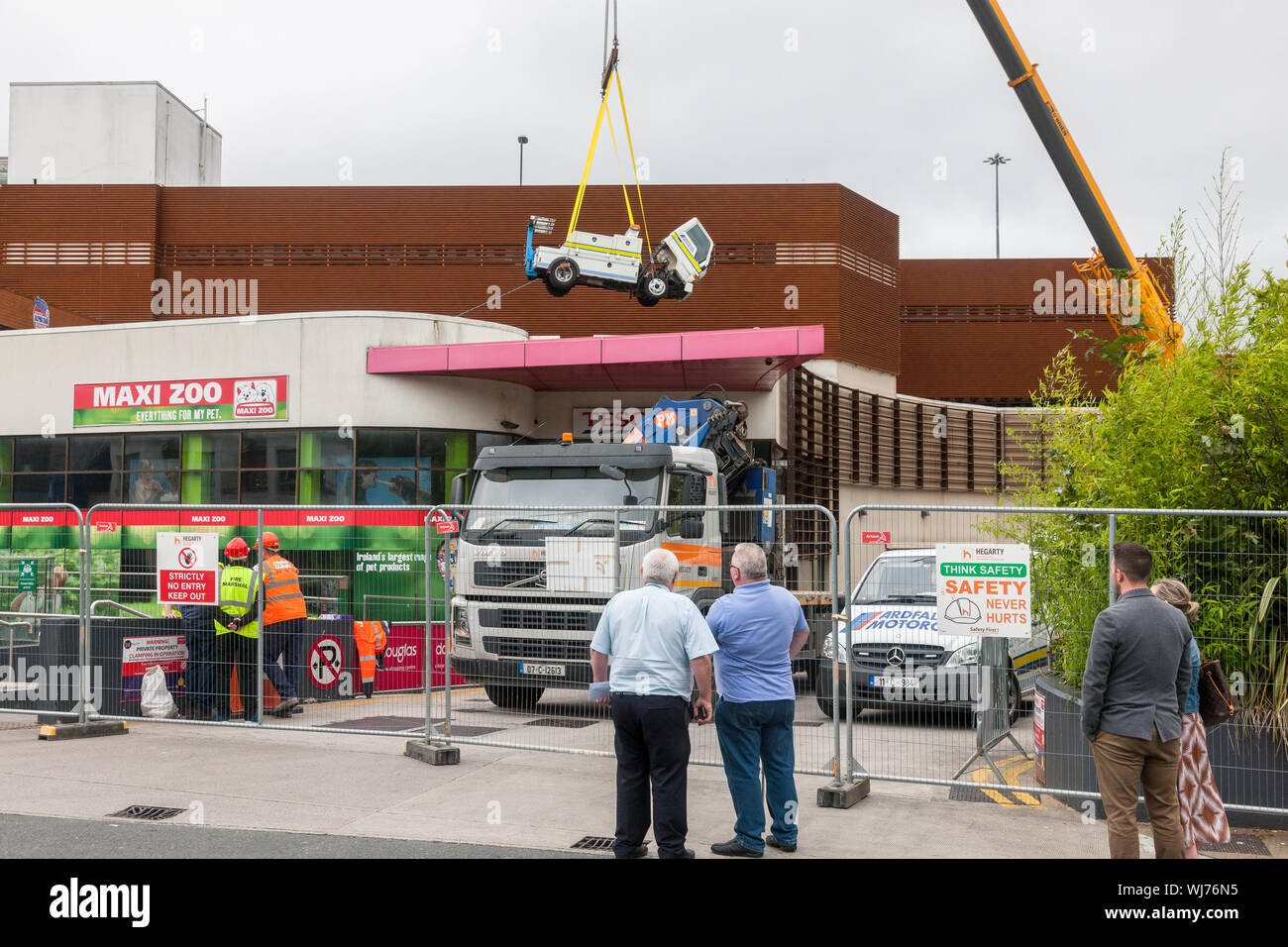Douglas, Cork, Irland. 03 Sep, 2019. Eine Erholung vechile auf die dachfläche von Douglas Einkaufszentrum angehoben worden, um zu helfen, über 100 Autos nach einem großen Brand im Parkhaus über das Wochenende abrufen. Wiederherstellung der Fahrzeuge wird über eine Woche und das Gebäude wird abgerissen werden. - Bild; Quelle: David Creedon/Alamy leben Nachrichten Stockfoto