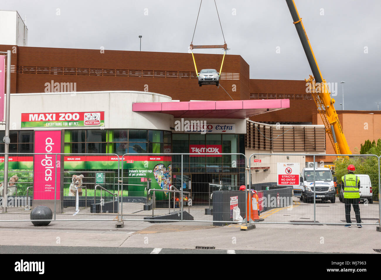 Douglas, Cork, Irland. 03 Sep, 2019. Das zweite Auto von der Douglas Einkaufszentrum Parkplatz wiederhergestellt werden, auf dem Dach, wo über 100 Autos nach einem großen Brand im Parkhaus am Wochenende gefangen wurden aufgehoben. Wiederherstellung der Fahrzeuge wird über eine Woche und das Gebäude wird abgerissen werden. - Bild; Quelle: David Creedon/Alamy leben Nachrichten Stockfoto