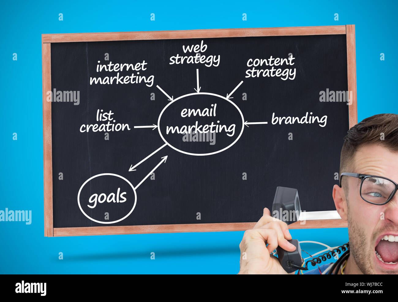 Zusammengesetztes Bild Portrait frustriert Computer-Ingenieur schreien während bei Anruf vor der offenen cpu Stockfoto